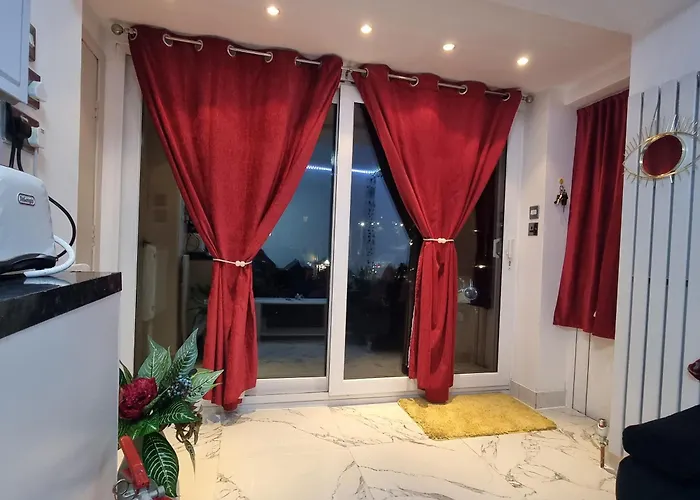 Entire-2 Bedroom Apartment With Driveway,1Free Parking