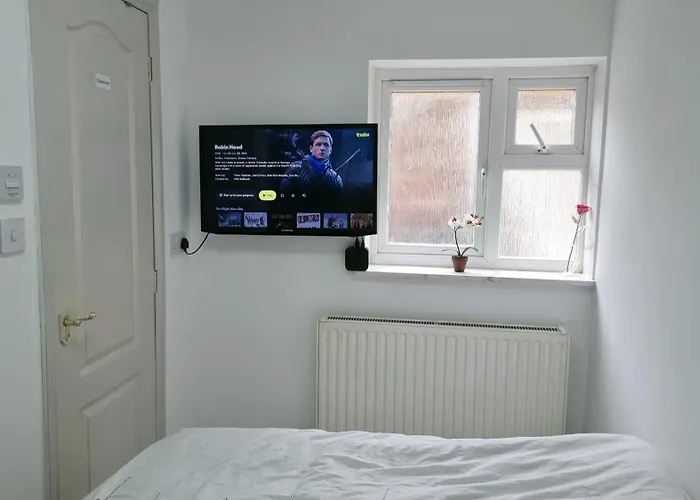 Entire-2 Bedroom Apartment With Driveway,1Free Parking