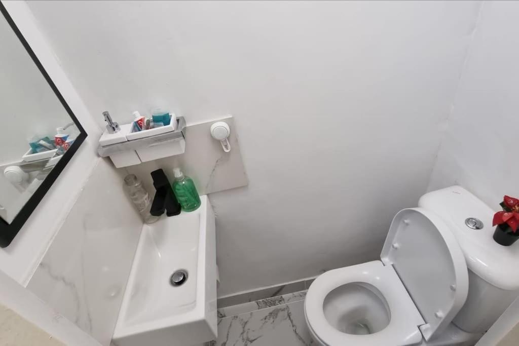 Entire-2 Bedroom With Driveway,1free Parking Apartamento