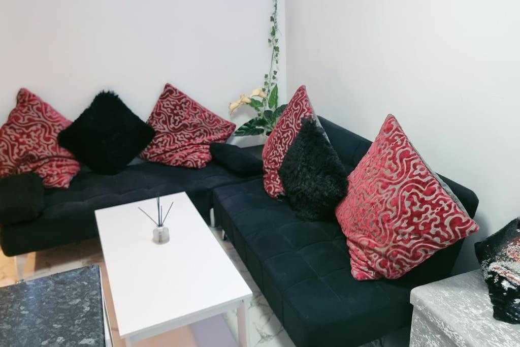 Entire-2 Bedroom With Driveway,1free Parking Apartamento *