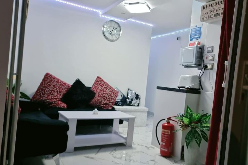 Entire-2 Bedroom With Driveway,1free Parking Apartamento *
