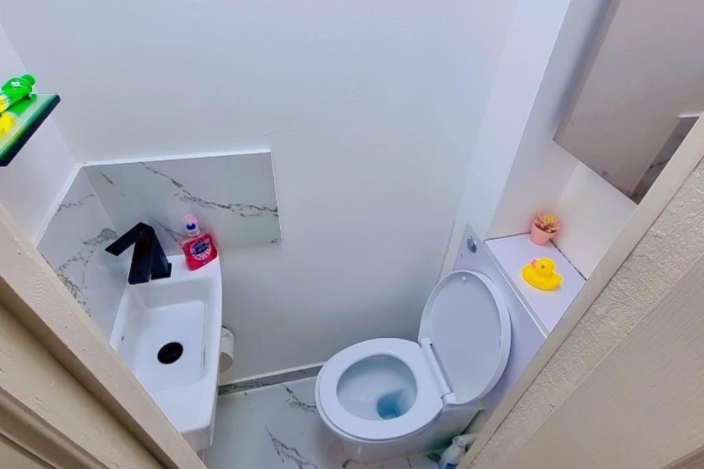 Entire-2 Bedroom With Driveway,1free Parking Apartamento